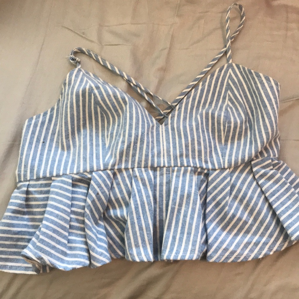 Cute dainty crop top! Perfect for spring!